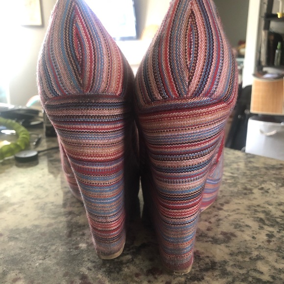 💖5/$25 Quipid rainbow fabric wedges w/ peep toe size 10 - Picture 7 of 10